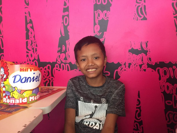 Cậu bé nghèo ngồi làm bài trên vỉa hè dưới ánh đèn nhà hàng vô tình nổi tiếng trên mạng nhiều năm trước bây giờ ra sao? - Ảnh 5.