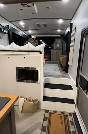 Bán hết nhà cửa, đất đai, gia đình 5 người chi 55.000 USD biến chiếc motorhome thành tổ ấm trong mơ - Ảnh 4. Bán hết nhà cửa, đất đai, gia đình 5 người chi 55.000 USD biến chiếc motorhome thành tổ ấm trong mơ - Ảnh 4.
