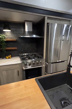 Bán hết nhà cửa, đất đai, gia đình 5 người chi 55.000 USD biến chiếc motorhome thành tổ ấm trong mơ - Ảnh 3. Bán hết nhà cửa, đất đai, gia đình 5 người chi 55.000 USD biến chiếc motorhome thành tổ ấm trong mơ - Ảnh 3.