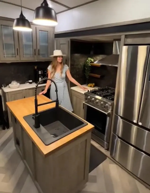 Bán hết nhà cửa, đất đai, gia đình 5 người chi 55.000 USD biến chiếc motorhome thành tổ ấm trong mơ - Ảnh 6. Bán hết nhà cửa, đất đai, gia đình 5 người chi 55.000 USD biến chiếc motorhome thành tổ ấm trong mơ - Ảnh 6.