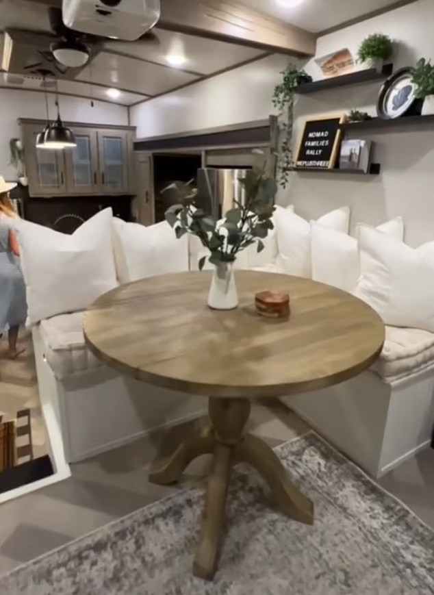 Bán hết nhà cửa, đất đai, gia đình 5 người chi 55.000 USD biến chiếc motorhome thành tổ ấm trong mơ - Ảnh 9. Bán hết nhà cửa, đất đai, gia đình 5 người chi 55.000 USD biến chiếc motorhome thành tổ ấm trong mơ - Ảnh 9.