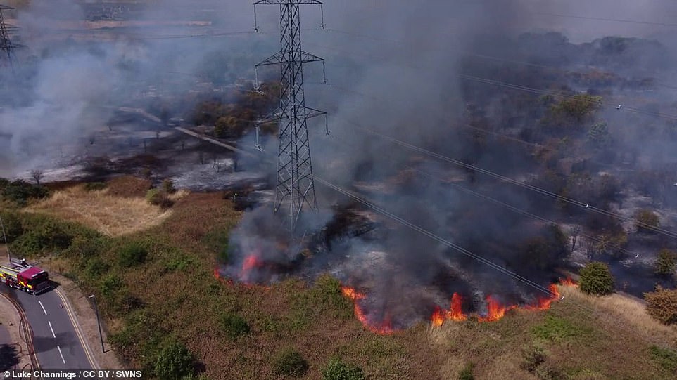 Chùm ảnh: Châu Âu hóa "lò bát quái", sóng nhiệt kỷ lục khiến người dân vật vã vì nắng nóng và hỏa hoạn - Ảnh 2.