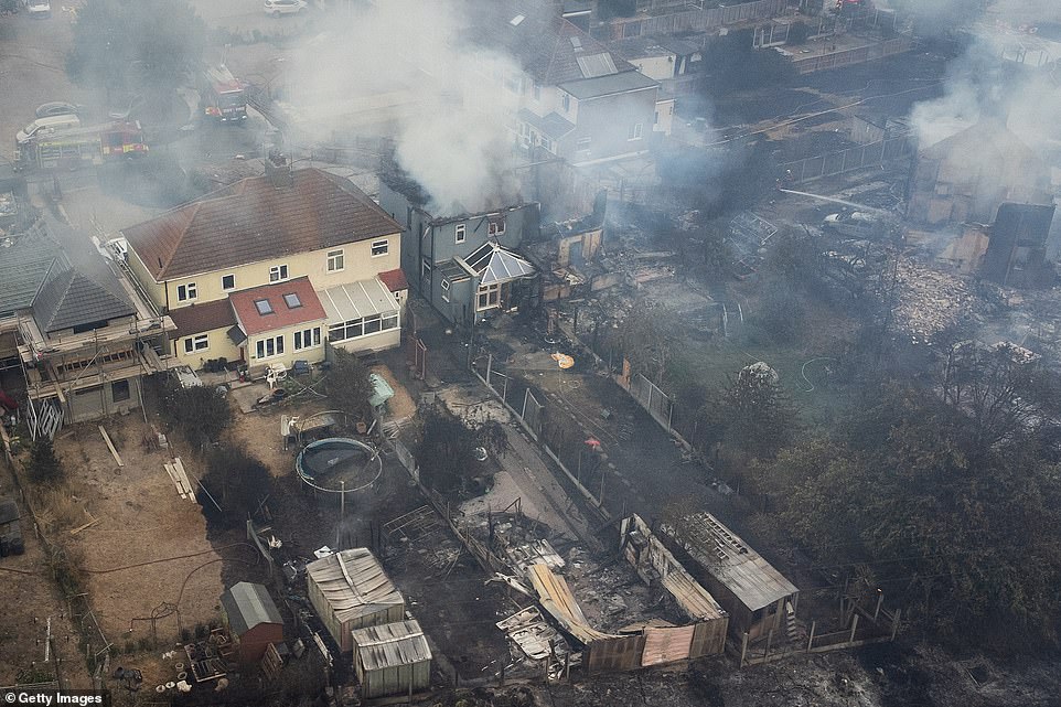 Chùm ảnh: Châu Âu hóa "lò bát quái", sóng nhiệt kỷ lục khiến người dân vật vã vì nắng nóng và hỏa hoạn - Ảnh 6.