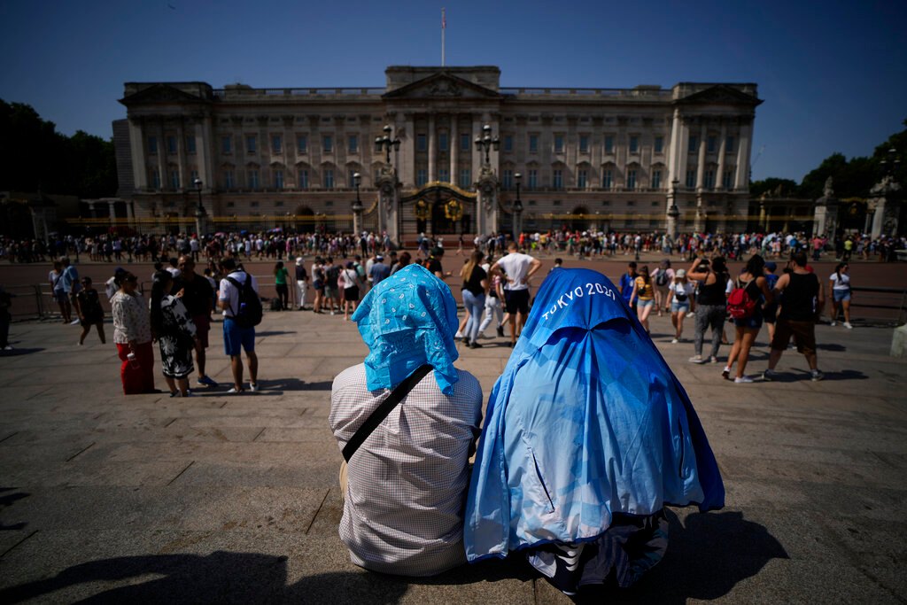 Chùm ảnh: Châu Âu hóa "lò bát quái", sóng nhiệt kỷ lục khiến người dân vật vã vì nắng nóng và hỏa hoạn - Ảnh 12.