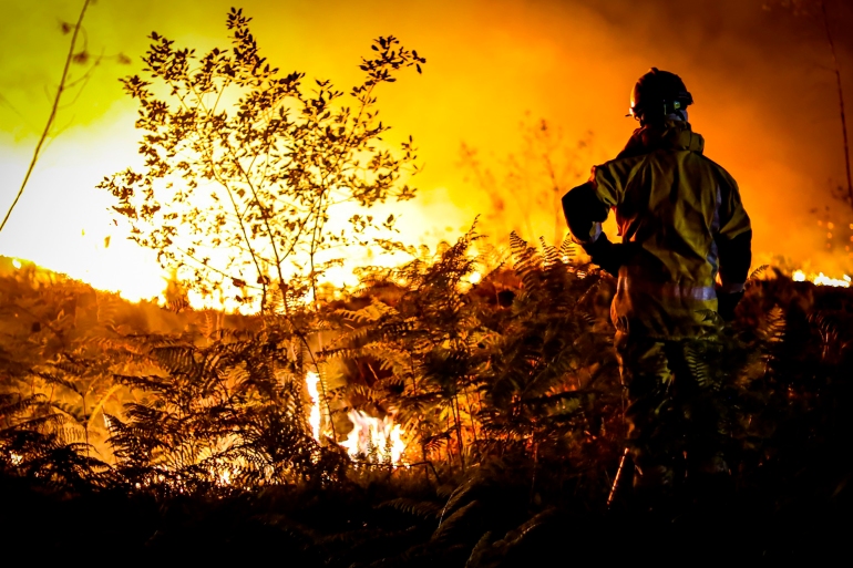 Chùm ảnh: Châu Âu hóa "lò bát quái", sóng nhiệt kỷ lục khiến người dân vật vã vì nắng nóng và hỏa hoạn - Ảnh 18.