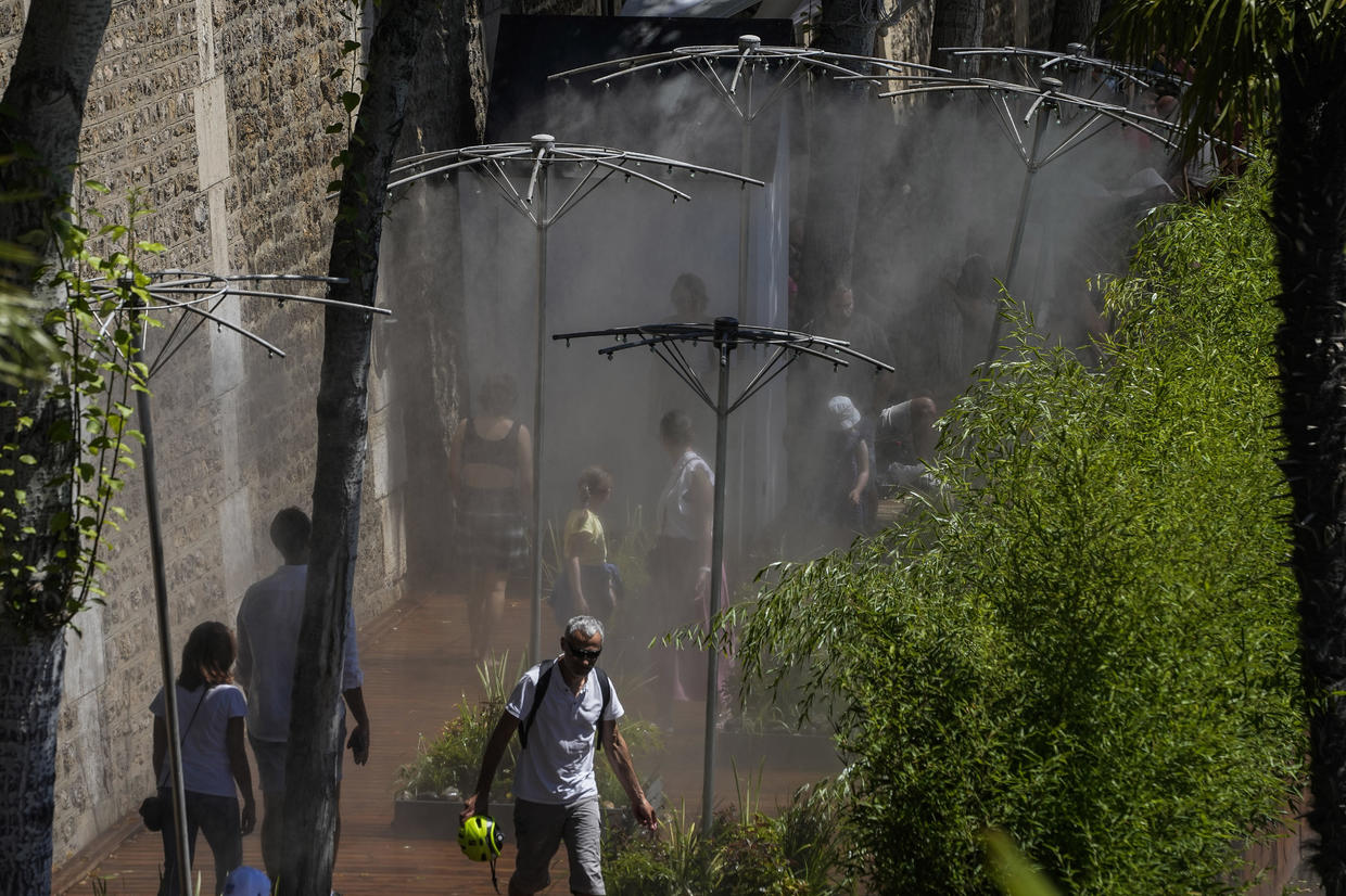 Chùm ảnh: Châu Âu hóa "lò bát quái", sóng nhiệt kỷ lục khiến người dân vật vã vì nắng nóng và hỏa hoạn - Ảnh 20.