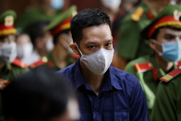 Vụ bé gái 8 tuổi bị bạo hành tử vong: Vì sao tòa trả hồ sơ?