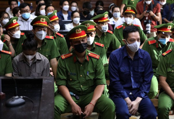 Vụ bé gái 8 tuổi bị bạo hành tử vong: Vì sao tòa trả hồ sơ?