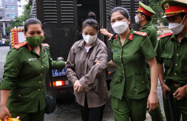 Vụ bé gái 8 tuổi bị bạo hành tử vong: Vì sao tòa trả hồ sơ?