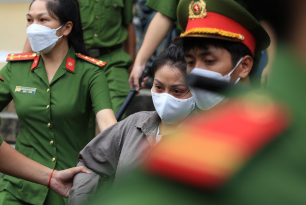 Vụ bé gái 8 tuổi bị bạo hành tử vong: Vì sao tòa trả hồ sơ?