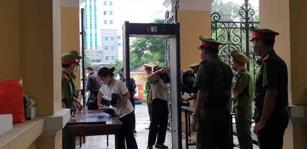 Vụ bé gái 8 tuổi bị bạo hành tử vong: Vì sao tòa trả hồ sơ?