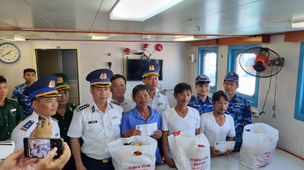 5 ngư dân tàu cá Bình Thuận sống sót đang từ biển vào Khánh Hòa