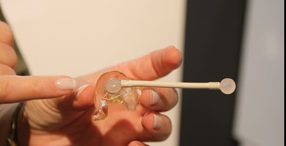 Dùng bút kích hoạt động cơ hỏng trên tàu vũ trụ, về sau phi hành gia bán với giá 46,8 tỷ - Ảnh 2.