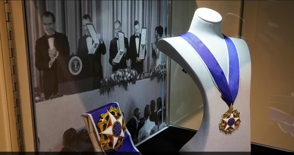 Dùng bút kích hoạt động cơ hỏng trên tàu vũ trụ, về sau phi hành gia bán với giá 46,8 tỷ - Ảnh 4.