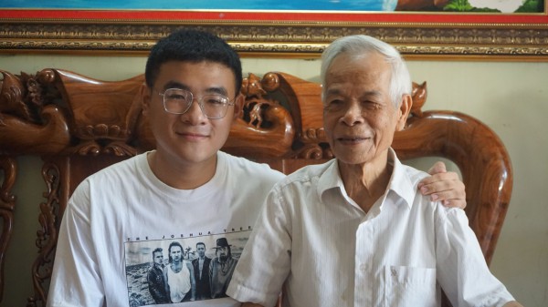 Chàng á khoa đảm đang việc nhà nhưng rất sợ... gà