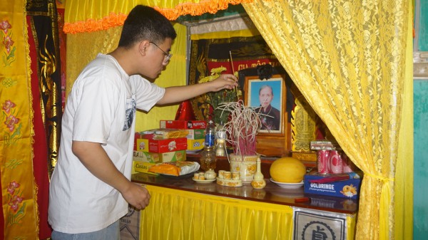 Chàng á khoa đảm đang việc nhà nhưng rất sợ... gà