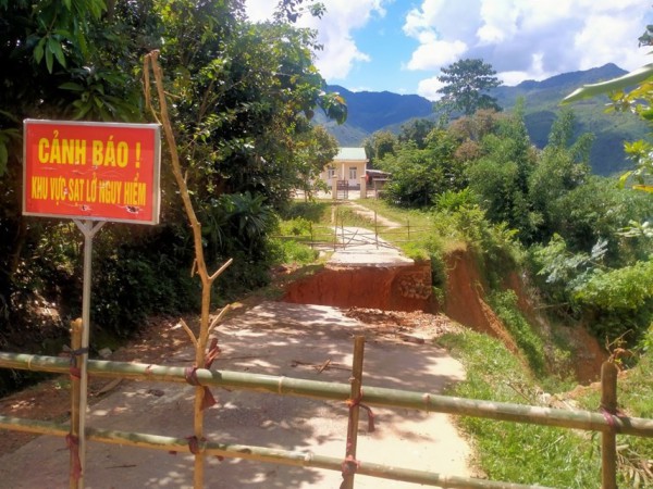 Nghệ An: Đường bị sạt lở do mưa lớn, bản vùng cao Phia Khoáng bị cô lập