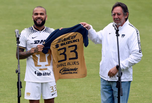 Dani Alves ra mắt đội bóng mới Pumas trong sự chào đón nồng nhiệt của CĐV