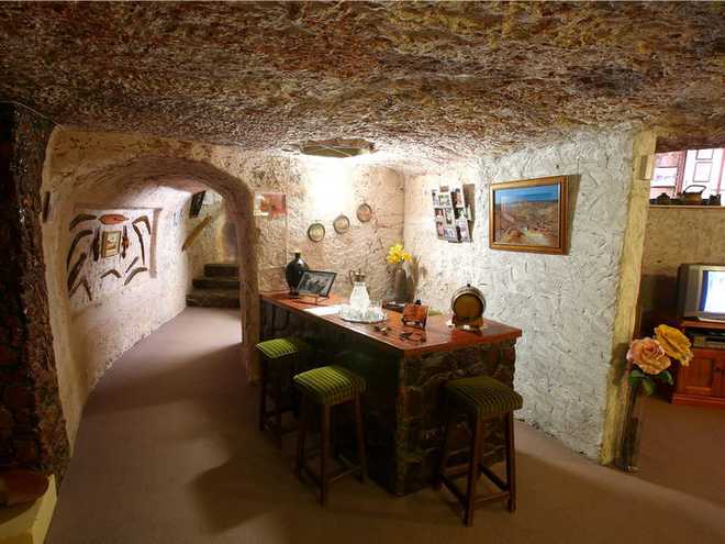 Thị trấn đặc biệt nơi 80% người dân sống dưới lòng đất, những ngôi nhà hang động tiện nghi đến mức dân du lịch phải xếp hàng tham quan - Ảnh 7.