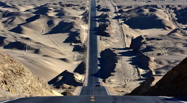 Hồ nước kỳ lạ của Trung Quốc: Nơi muối kết tinh thành đá quý, máy bay có thể hạ cánh, tàu hỏa có thể đi qua - Ảnh 3.