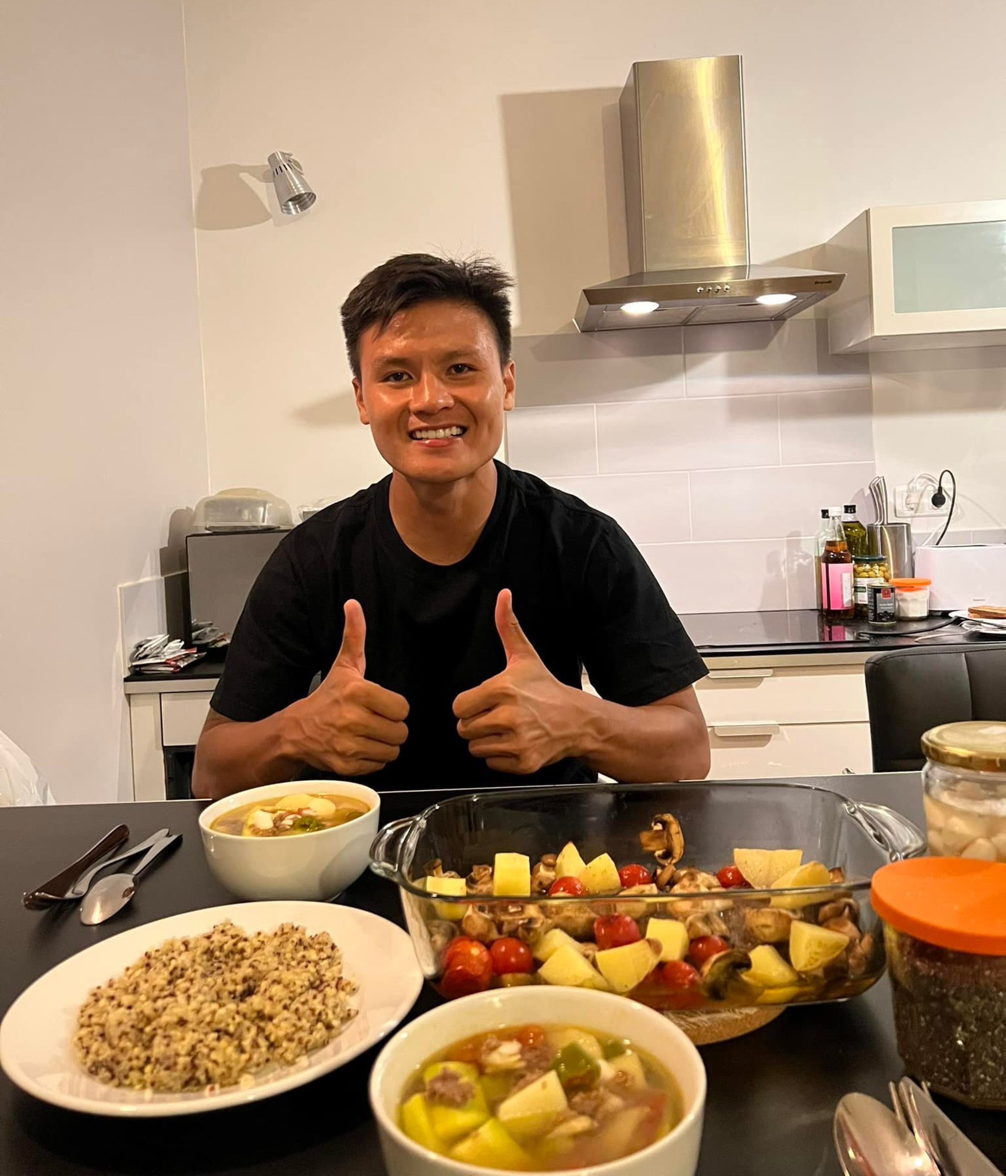 Quang Hải khoe tài nấu ăn tại Pháp