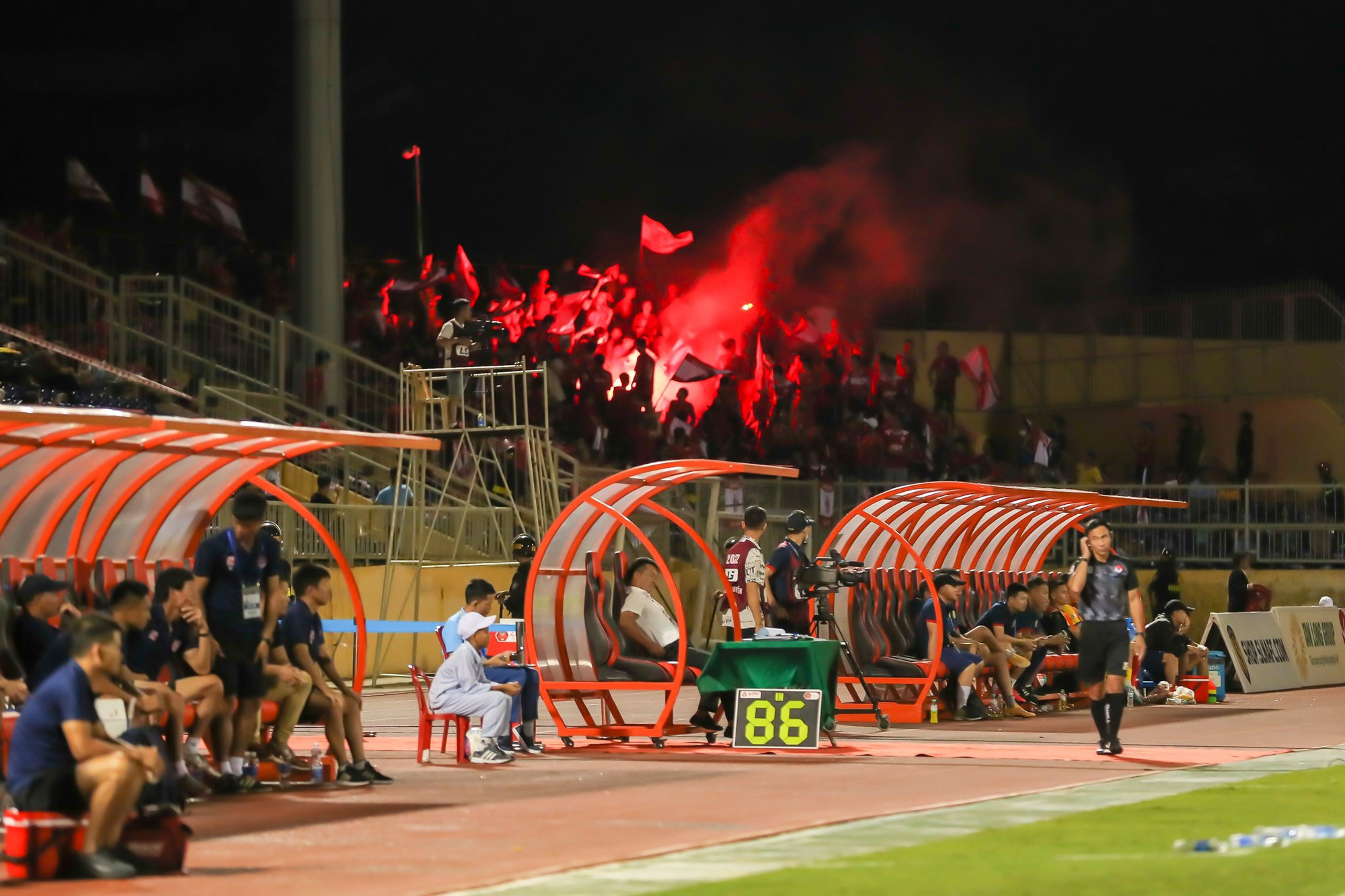 SLNA và CLB Hải Phòng đều bị phạt vì để khán giả đốt pháo sáng SLNA và CLB Hải Phòng đều bị phạt vì để khán giả đốt pháo sáng