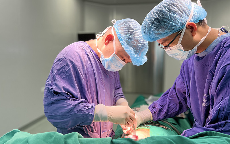 Tiêm filler nâng ngực tại spa, một phụ nữ phải nhập viện vì biến chứng