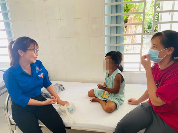 Bình Phước: Khởi tố mẹ ruột và cha dượng hành hạ bé gái 7 tuổi