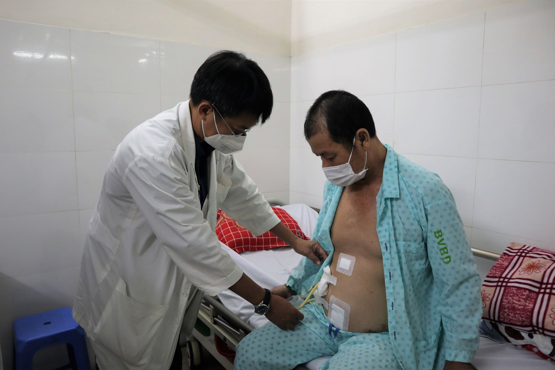 Hút 15 lít dịch mật trong bụng người đàn ông bị tai nạn giao thông