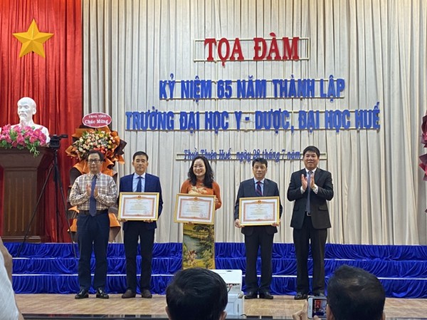 Trường ĐH Y Dược Huế nhận nhiều giải thưởng cao quý nhân 65 năm thành lập