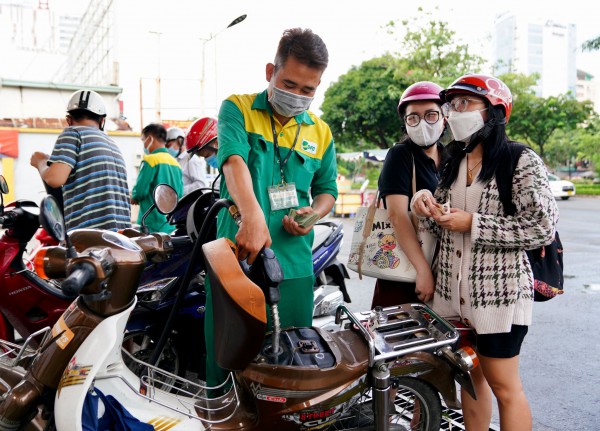 Xăng dầu lãi lớn, sao chưa giảm thuế?