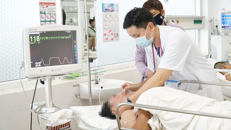 3 người nhập viện sau khi ăn nhộng ve sầu