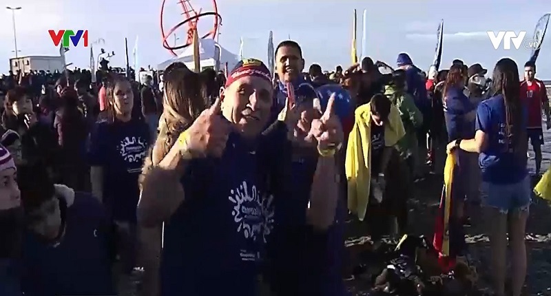 5.000 người cùng tắm dưới làn nước biển lạnh giá