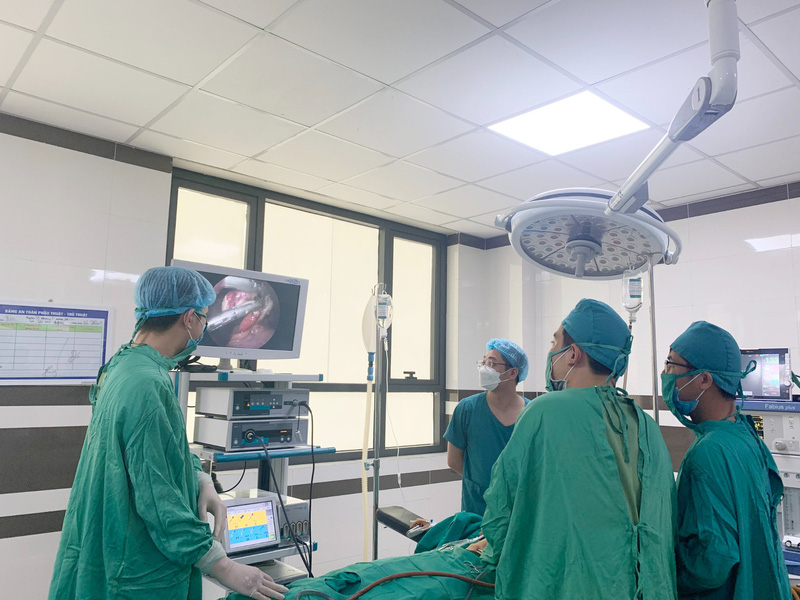 Bé 8 tuổi ổ bụng đầy mủ, ruột thừa hoại tử do nhập viện muộn