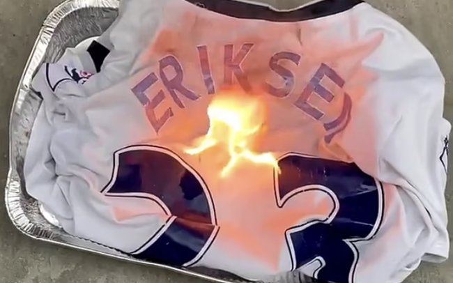 CĐV cay cú đốt áo Eriksen khi anh gia nhập MU CĐV cay cú đốt áo Eriksen khi anh gia nhập MU