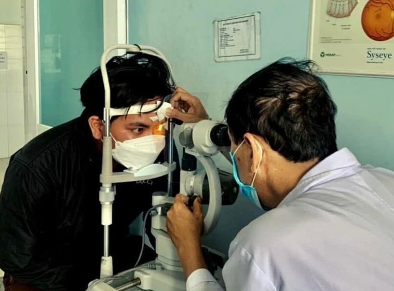 Cắt đá bằng máy, nam thanh niên bị rách giác mạc, dị vật giác mạc sâu