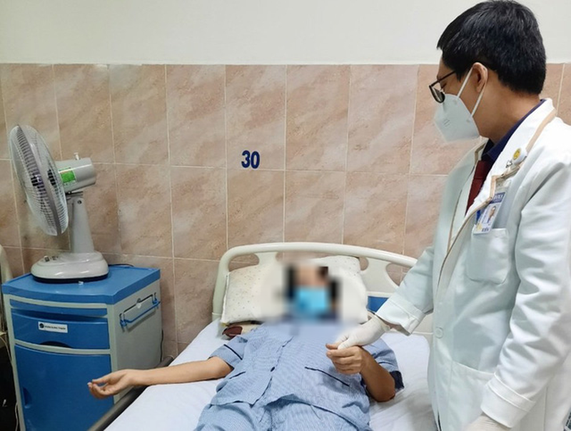 Chủ quan tự điều trị sau khi ngã, bệnh nhân bị tụ dịch, áp xe đùi