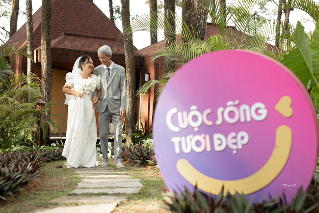 Cuộc sống tươi đẹp: Ngắm bộ ảnh cưới tình bể tình của cặp đôi ông bà khắc khẩu