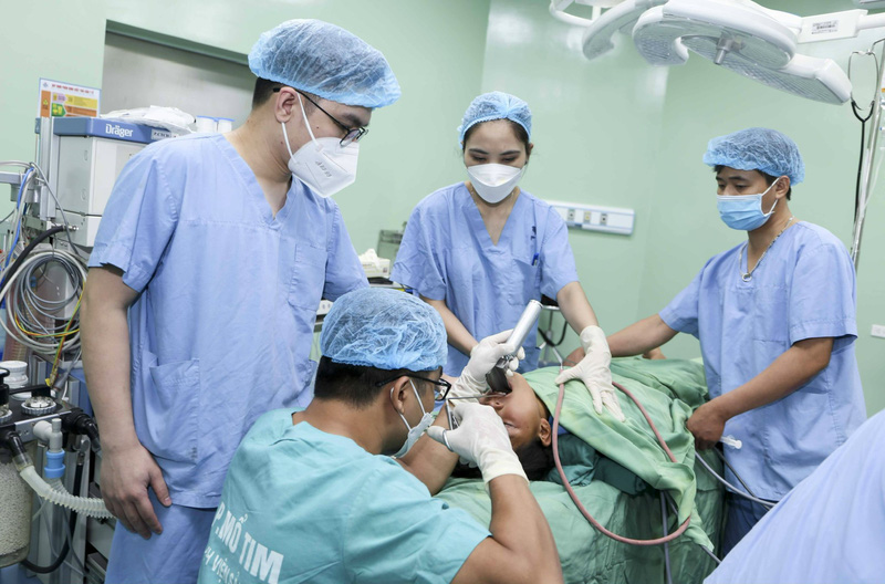 Đi khám vì ho ra máu, khàn tiếng, bác sĩ tìm ra thủ phạm ký sinh trong đường thở bệnh nhi