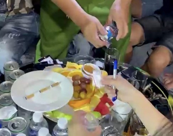 Đột kích vũ trường Nha Trang Lodge, phát hiện nhiều người dương tính ma túy