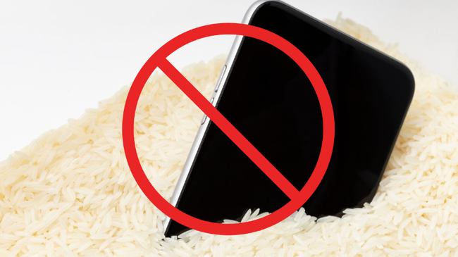 Dừng ngay việc cho điện thoại ướt vào thùng gạo