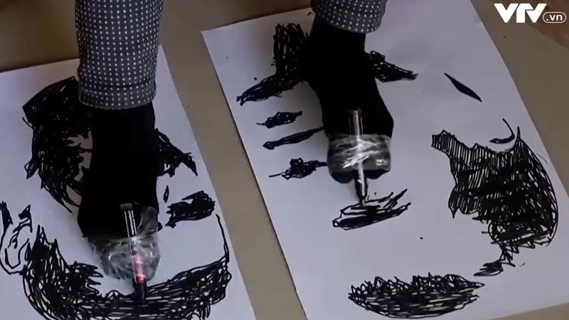 Họa sĩ vẽ được nhiều bức tranh cùng lúc