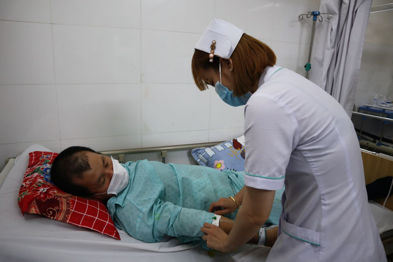 Hút 15 lít dịch mật trong bụng người đàn ông bị tai nạn giao thông