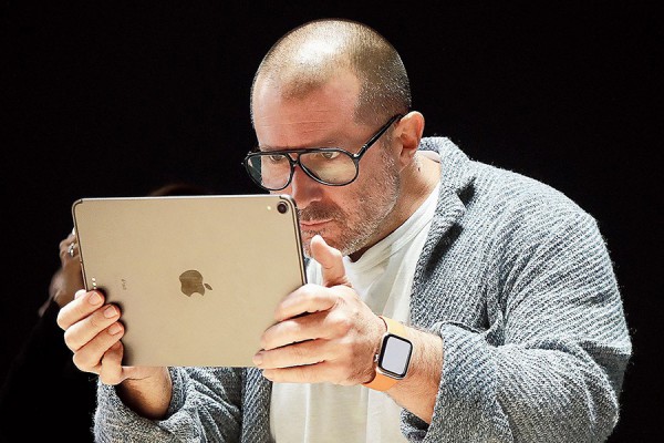 Jony Ive và Apple chính thức “đường ai nấy đi” Jony Ive và Apple chính thức “đường ai nấy đi”