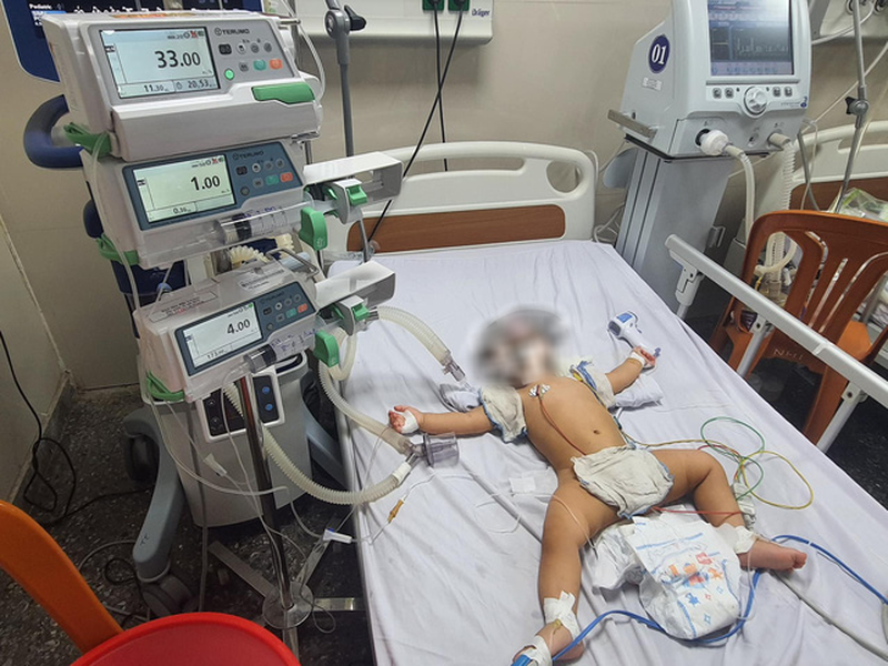 Kịp thời cứu sống bé 8 tháng tuổi bị ngạt nước trong thùng đựng nước của gia đình