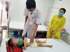 Lấy chuỗi bi nam châm 28 viên trong bụng bệnh nhi 4 tuổi