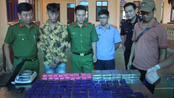 Mua 10 bánh heroin và 18.000 viên ma túy để bán kiếm lời