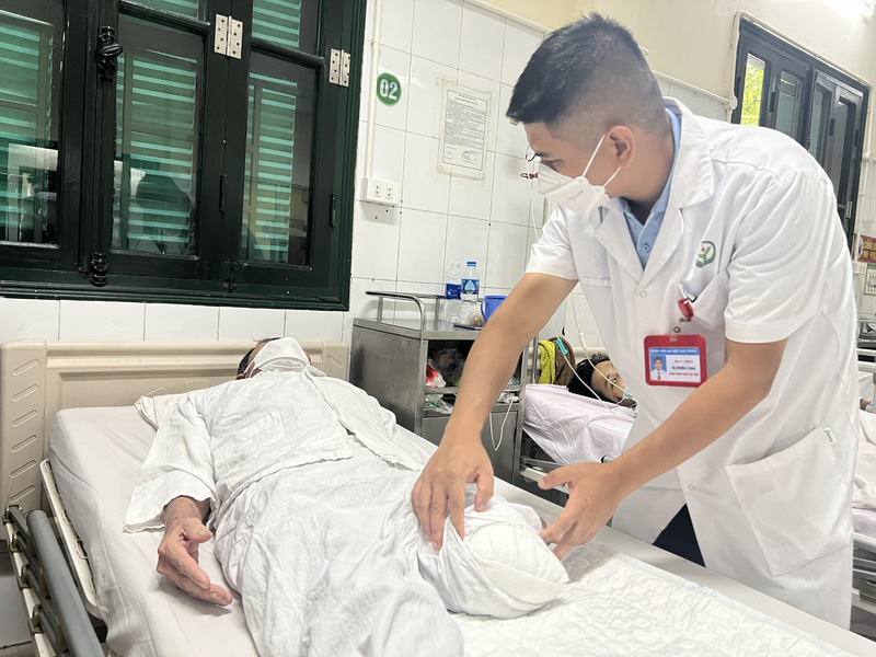 Người đàn ông phải cắt cụt chân sau 1 tuần tê bì, đau vùng cẳng bàn chân