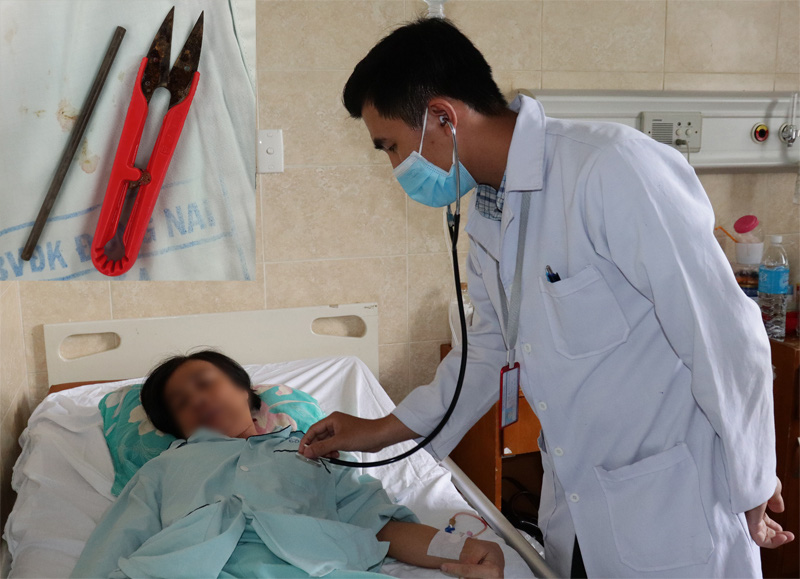 Nội soi gắp kéo cắt chỉ sắc nhọn và thanh kim loại ra khỏi dạ dày bệnh nhân