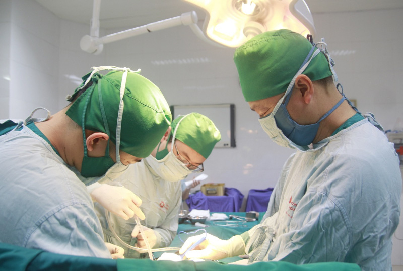 Phẫu thuật thành công cho bệnh nhân mắc cùng lúc 2 bệnh ung thư đường tiêu hóa nguy hiểm